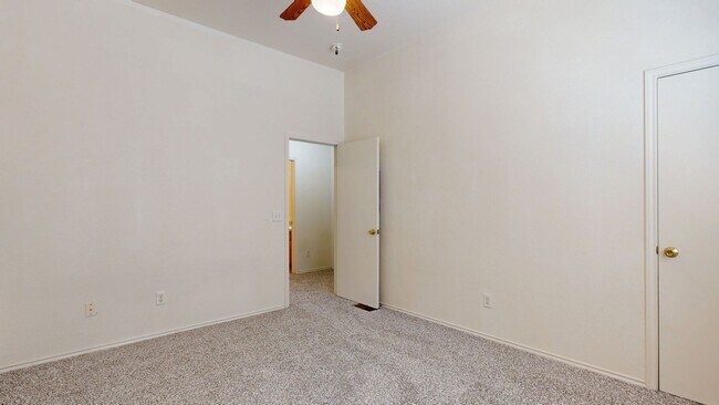 Building Photo - 4002 Madison Dr