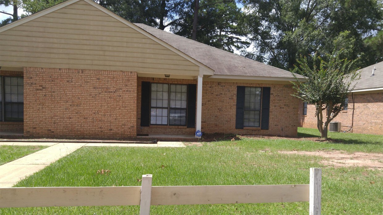 Foto principal - 1928 Buck Ln