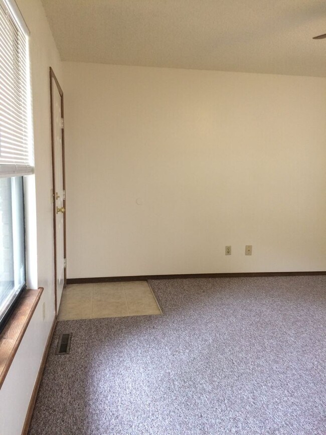 Building Photo - 3 Bedroom Ranch Nixa-Available to view now