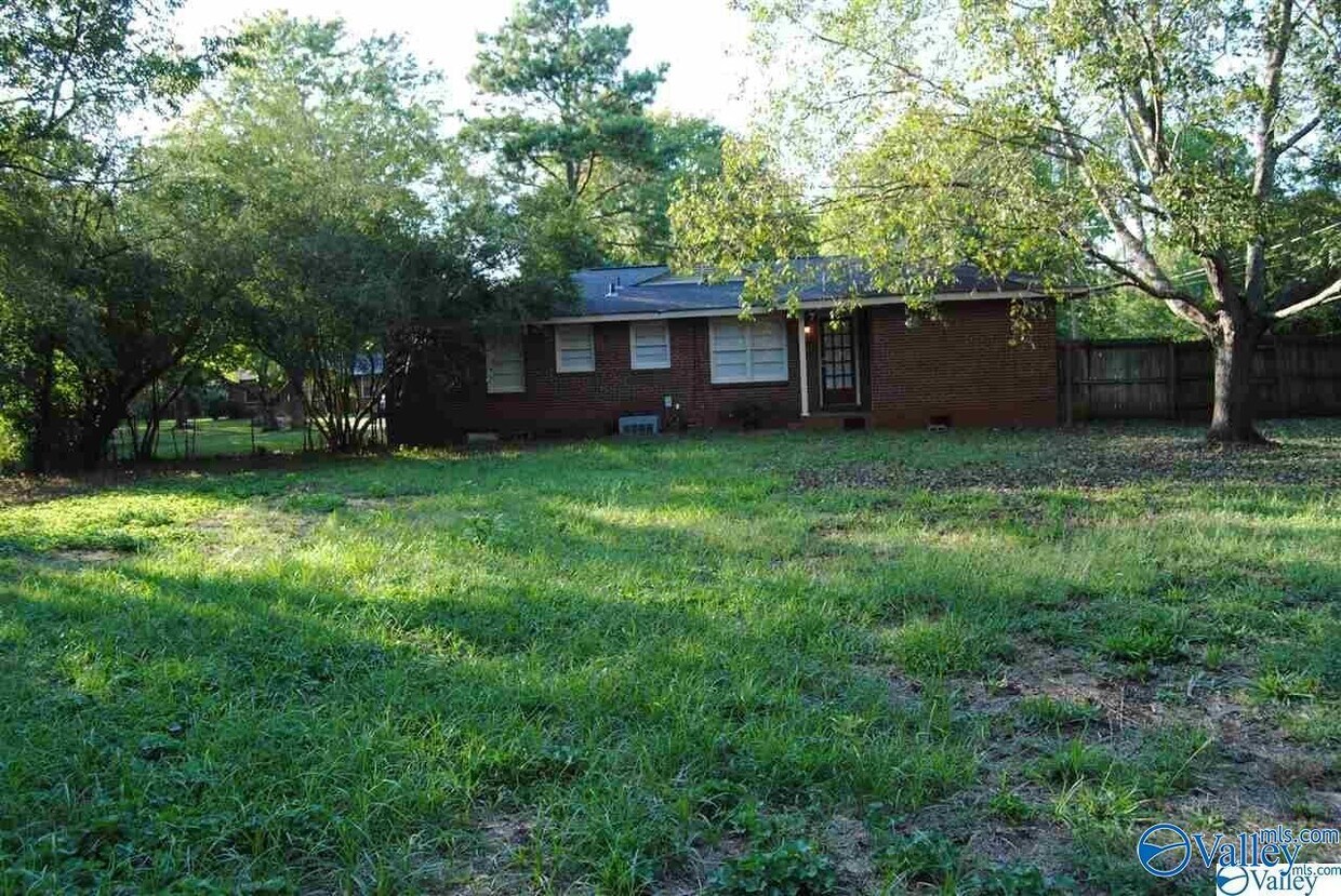 Building Photo - 2208 Glen Iris Cir NW
