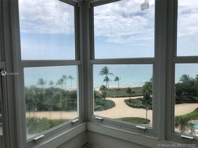 Foto del edificio - 10245 Collins Ave