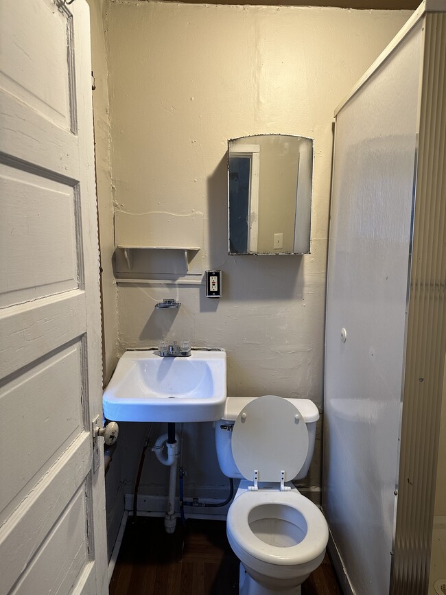 bathroom - 3001 Hanna St