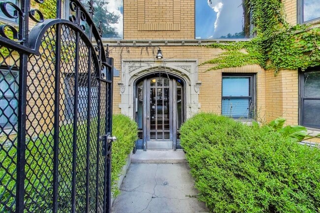 Building Photo - 3106 W Lyndale St
