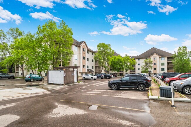 Photo du bâtiment - 17109 67 Ave NW