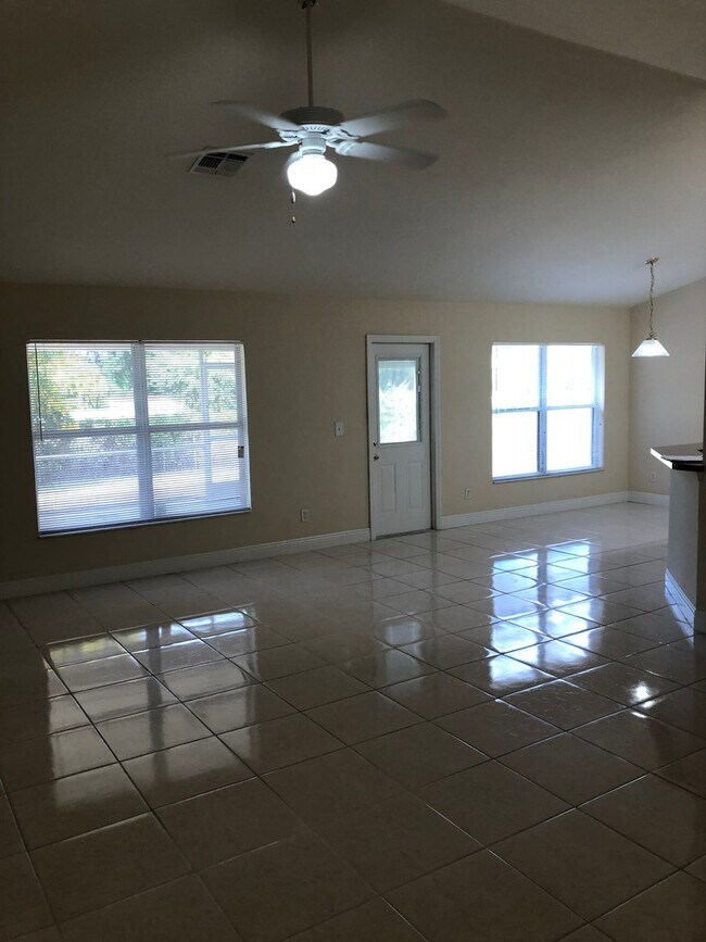 Foto del edificio - 1513 SW 13th Terrace