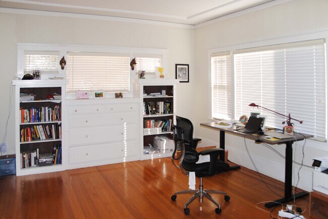 Formal dining room - 500 Boulevard Way