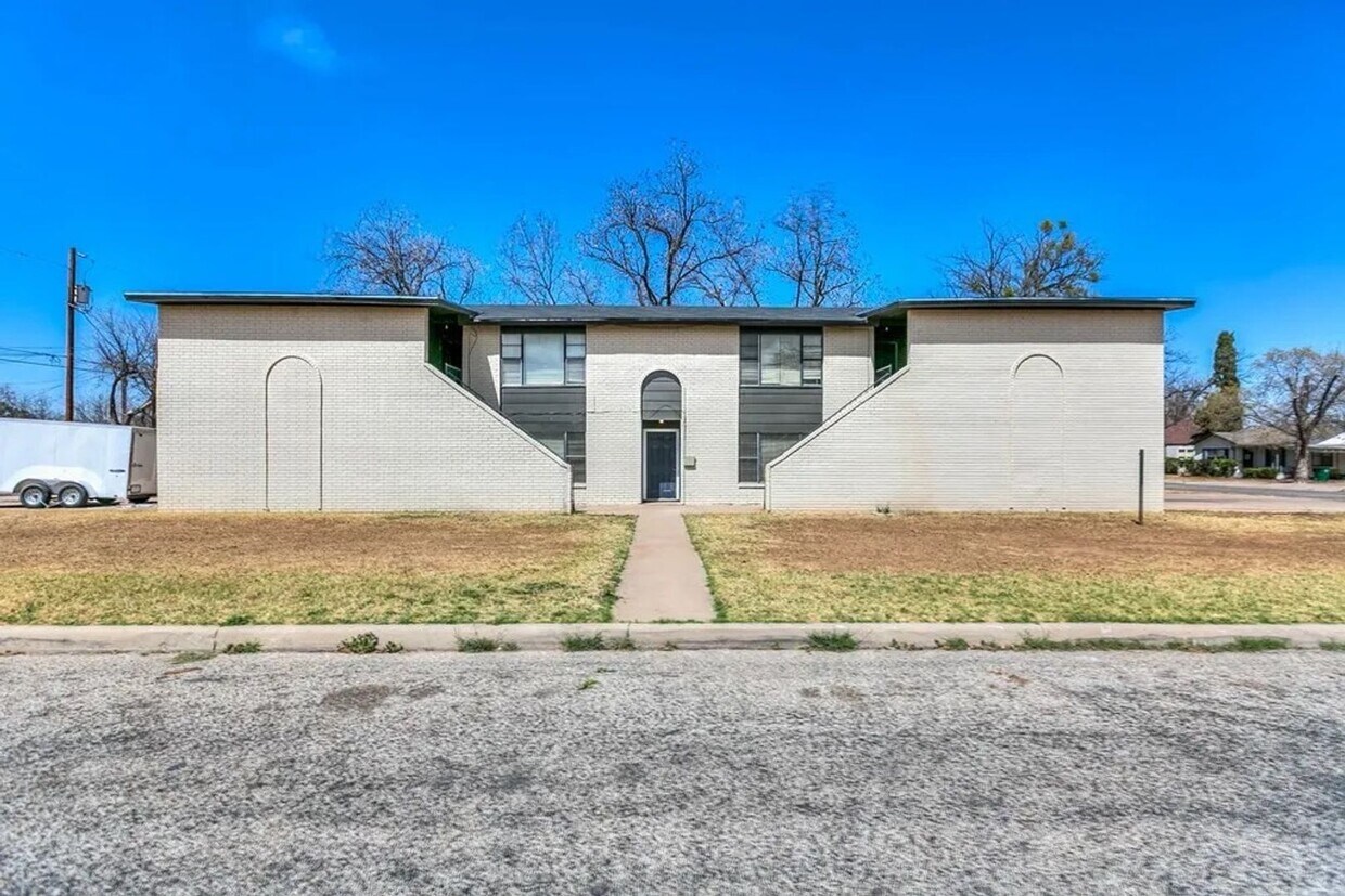 Building Photo - 1427 Austin St