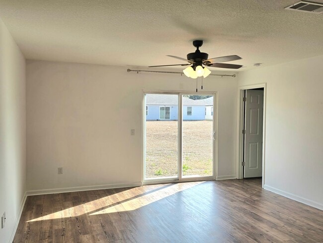 Building Photo - Charming 3-Bed/2 Bath Home