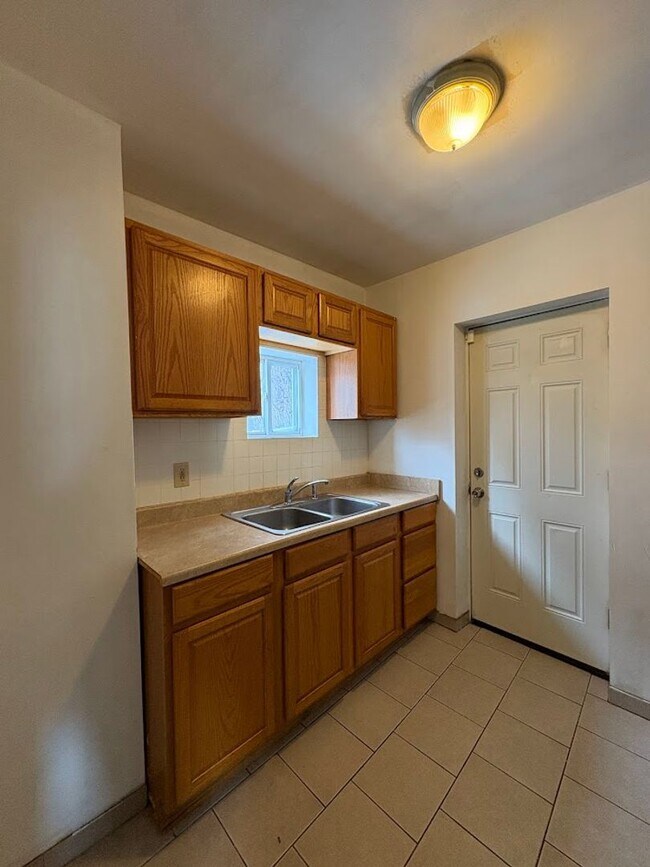 Building Photo - Three bedroom one bathroom home for rent