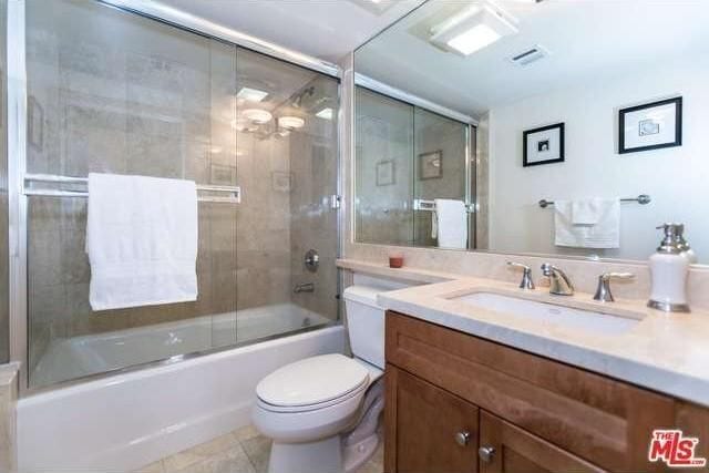 Second bedroom en suite bathroom - 1951 N Beachwood Dr
