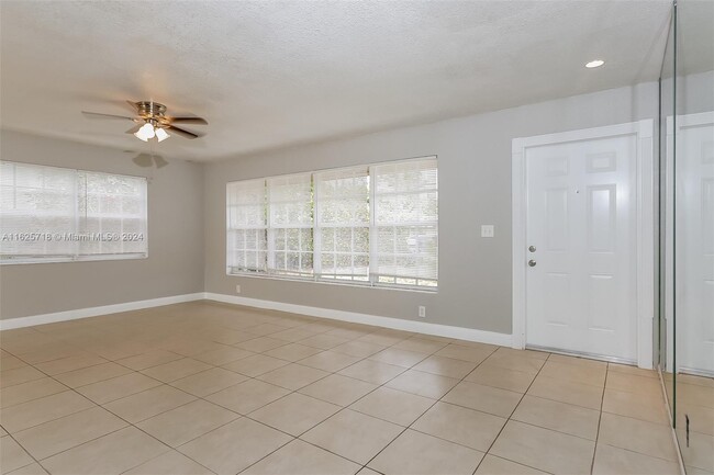 Building Photo - 4962 Pineaire Ln