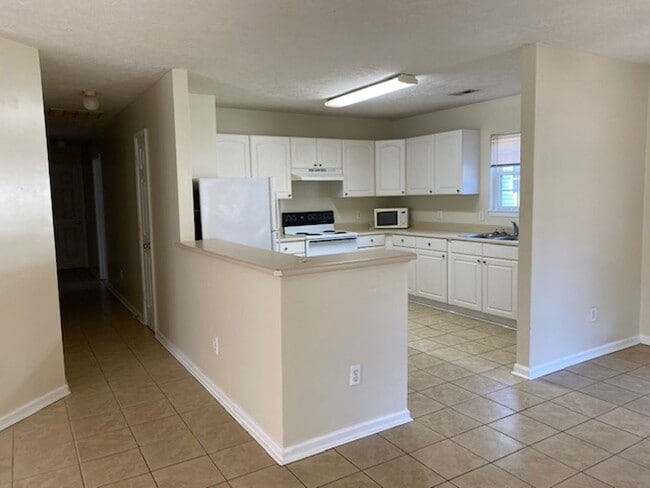 Building Photo - Home in Hillsdale