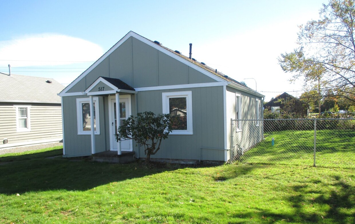 Foto principal - **PENDING APP**Cute 2 Bed 1 Bath Cottage l...