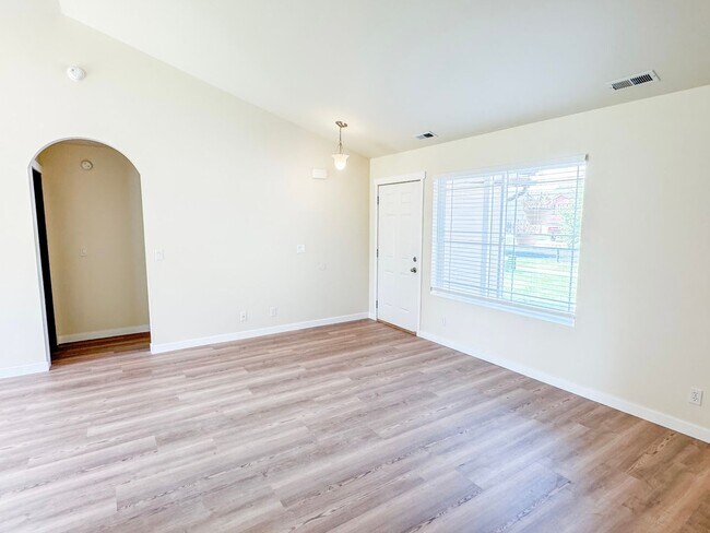 Building Photo - Amazing single level Rancher in Post Falls