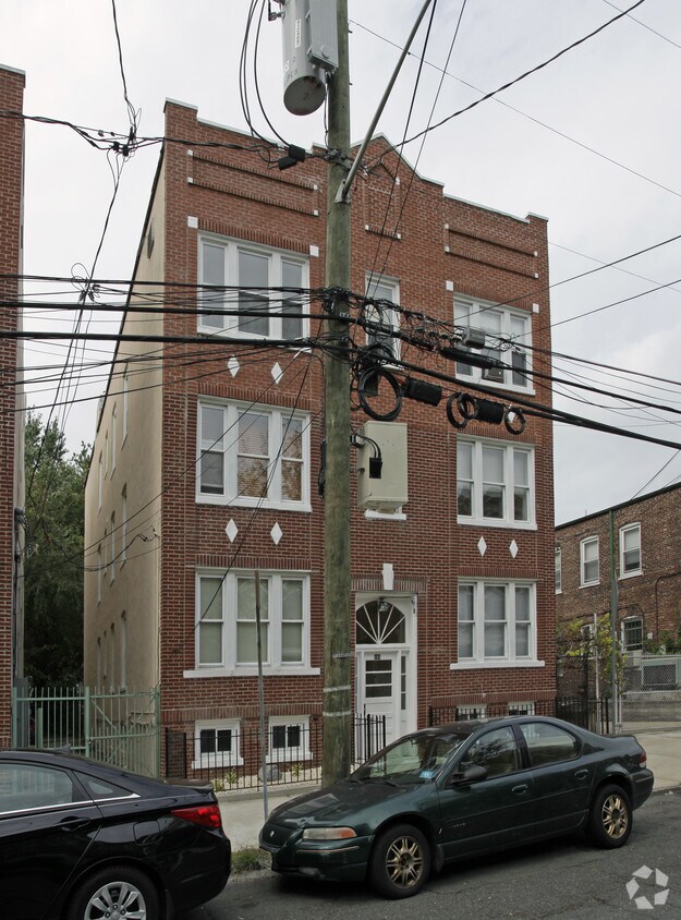 Building Photo - 191 Pine St