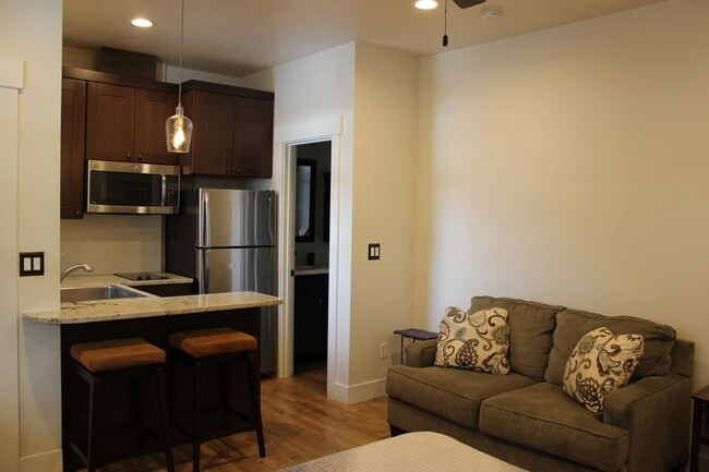 Foto del edificio - Furnished Studio Near Old Mill - Utilities Included