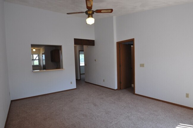 Building Photo - 305 Eagle Ridge