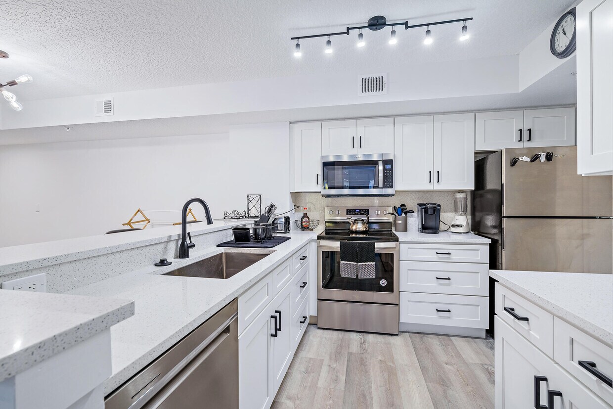Foto principal - 260 Village Blvd