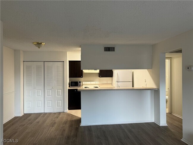 Foto del edificio - 5321 Summerlin Rd