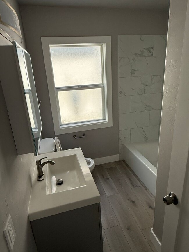 Building Photo - Newly renovated 4 bedroom home!