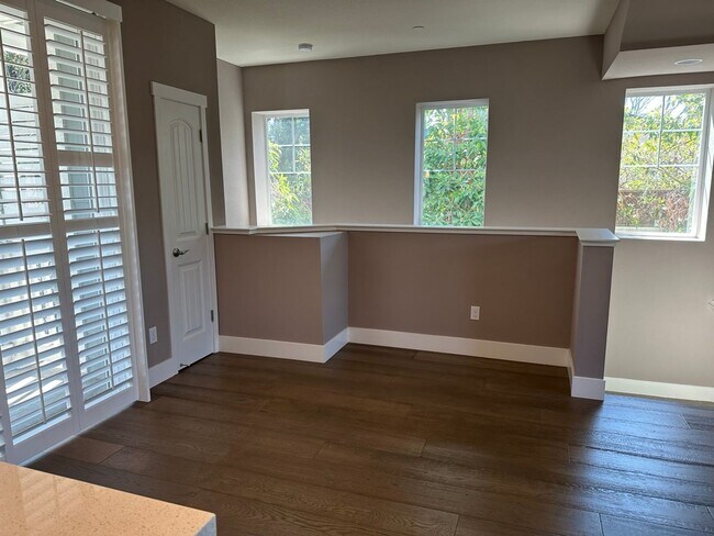 Building Photo - Gorgeous 3 Bedroom, 2.5 Bathroom Townhouse...