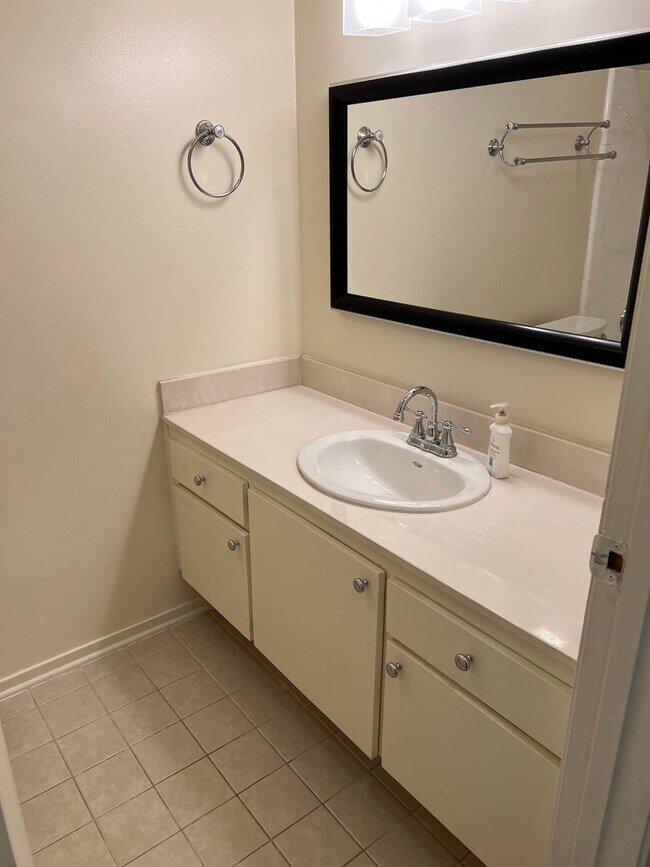Building Photo - Great Location. 3 Bedroom Home