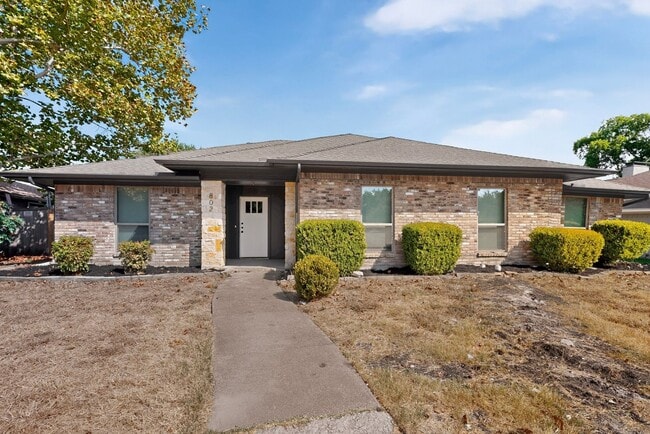 Building Photo - 802 Sandy Trail Dr