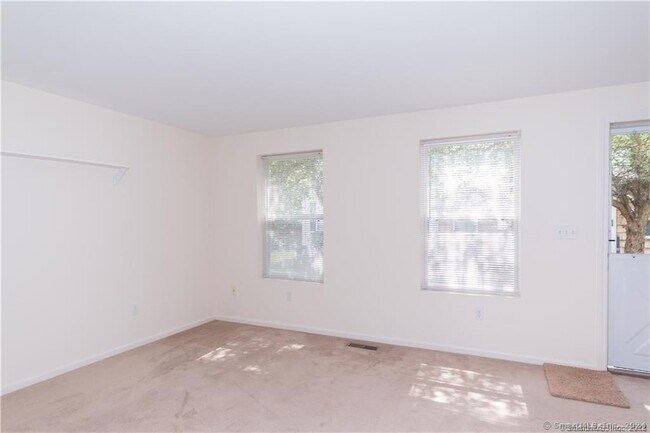 Building Photo - 6 Larkspur Ln