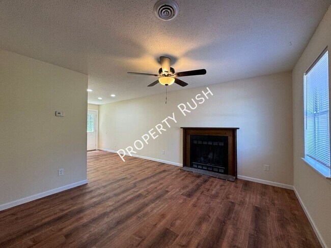 Foto del edificio - 1511 Rustic Dr
