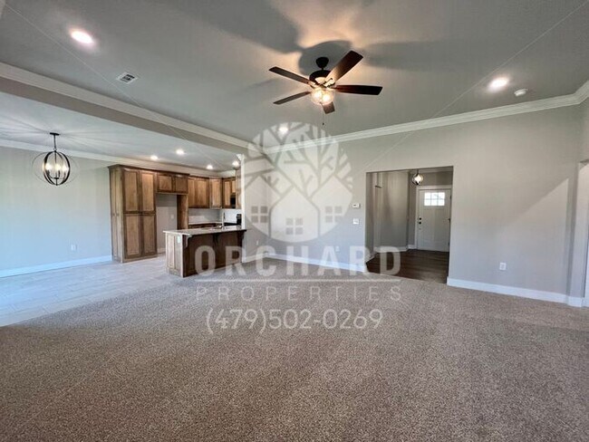 Building Photo - Single Family Home - Sought-After Applewoo...