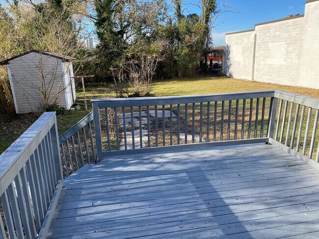 Foto del edificio - 327 S Main St