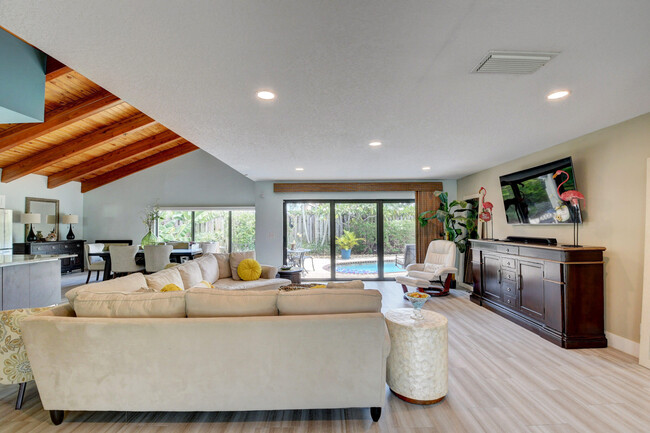 Building Photo - 5850 Vista Linda Ln