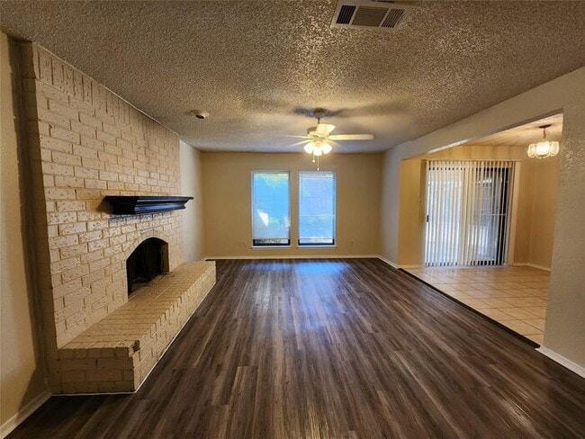 Building Photo - 3BR Duplex w/ Fireplace + Screened Patio in Arlington, TX