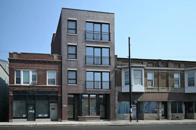 Building Photo - 3008 W Belmont Ave