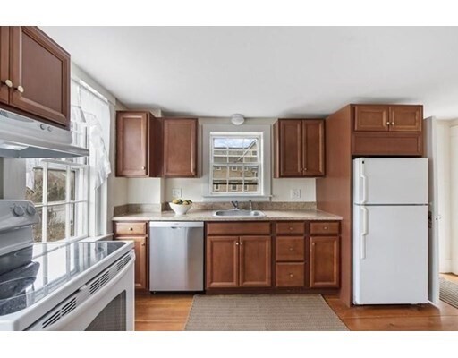 Building Photo - 27 Elm St