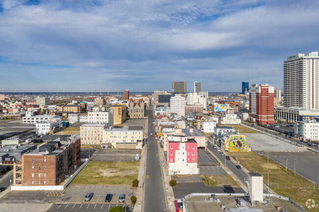 Building Photo - 133-135 S St James Pl