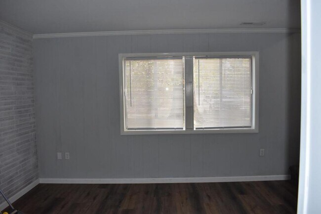 Building Photo - 390 S. Daleville Avenue #B