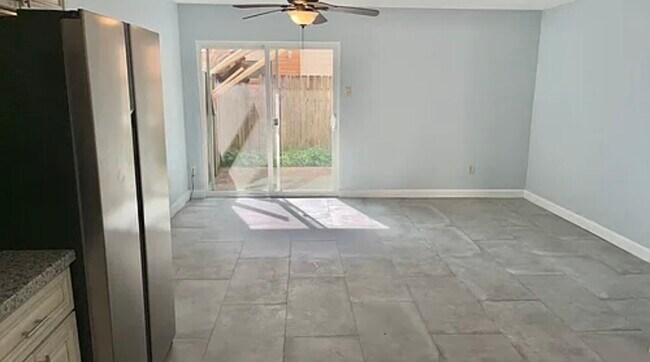 Sala de estar - 811 Vouray Dr