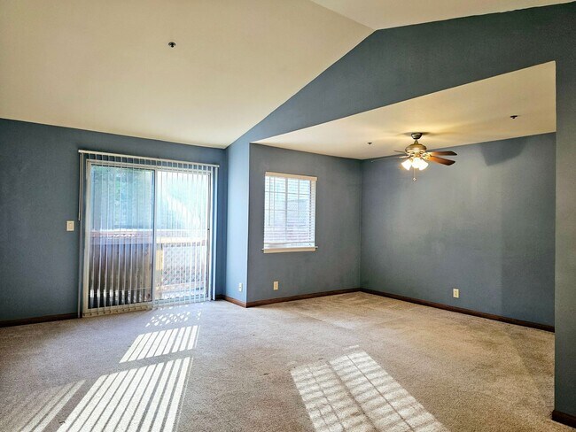 Building Photo - DISCOUNTED Spacious Top Floor 1-Bedroom Co...