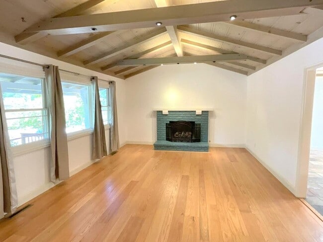 Building Photo - TOP LOCATION & TOP SCHOOLS ! Remodeled SAR...