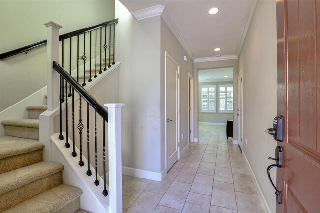 Building Photo - 6091 Golden Vista Dr