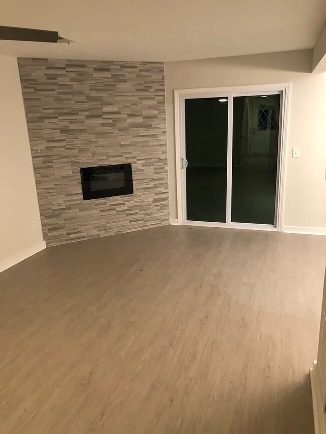 Building Photo - Room in Townhome on Pine Tree Trail