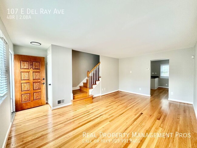 Building Photo - Stunning Del Ray End Unit - Steps to Resta...