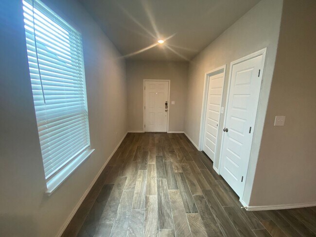 Building Photo - Fabulous 4/2 single story conveniently loc...
