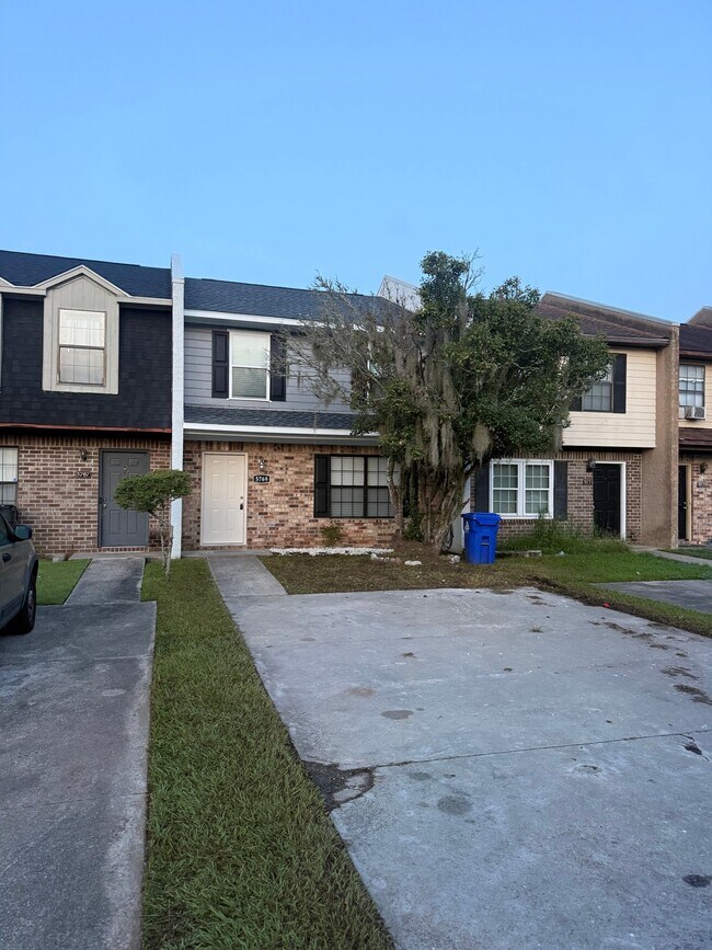 Foto del edificio - 5769 Dewsbury Ln