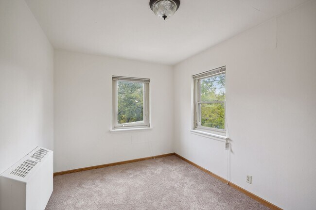 Foto del edificio - Spacious Top-Floor 1BR on Beautiful Iris Park!
