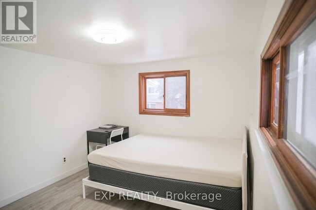 Photo du bâtiment - 6156 Barker St