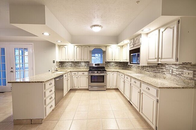 Building Photo - Spectacular 4BD/3.5BA Home in Willoughby!