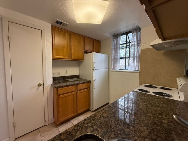 Building Photo - Spinnaker Run Condo