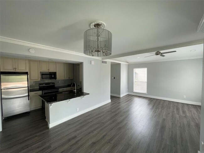 Building Photo - 2025 Augusta Dr